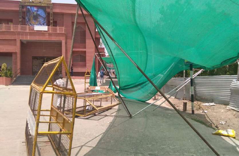 patrika big breaking : महाकाल के बाहर बड़ा हादसा टला, ग्रीन नेट शेड का हिस्सा गिरा
