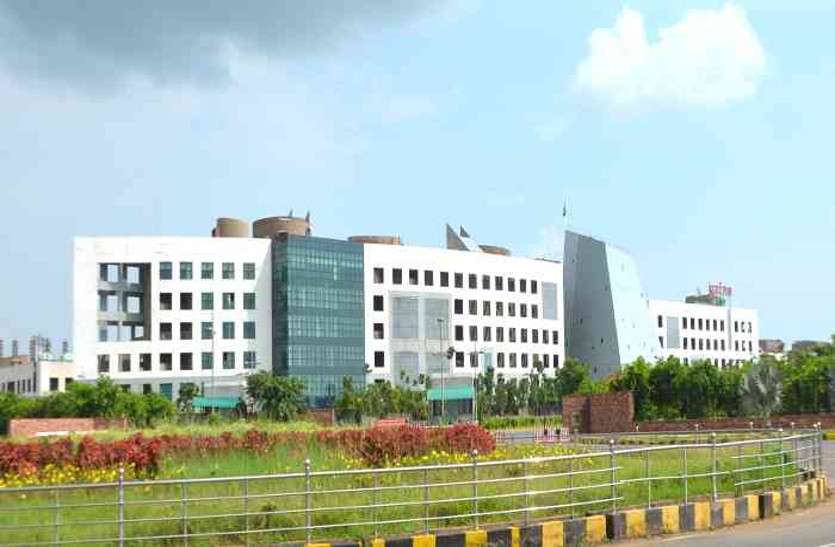 latest chhattisgarh news छत्तीसगढ़ में ग्रेजुएट नहीं, सिर्फ 11वीं पास के बाद ही बन गए अपर, संयुक्त और उप सचिव