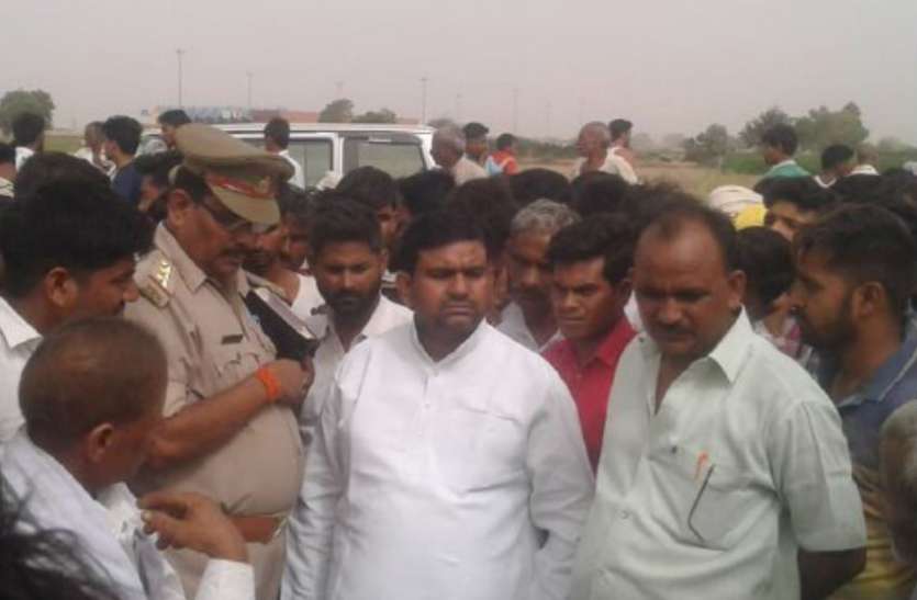 Murder of JCB driver जेसीबी चालक की हत्या, आगरा - लखनऊ एक्सप्रेसवे पर मिला शव