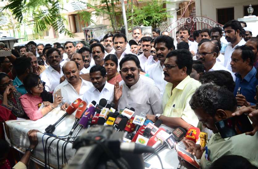 AIADMK govt gets further time from HC सरकार को हाईकोर्ट से कुछ और मोहलत मिल गई : दिनकरण