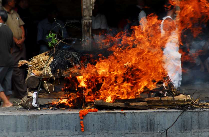Cremation अतृप्त आत्माओं के इस अत्याचार के चलते आज भी महिलाओं को श्मशान में जाने की नहीं मिलती इजाजत, जानें पूरी खबर