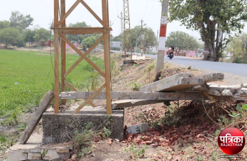 banswara बांसवाड़ा : हाइटेंशन लाइन के चार खंभों से मंडरा रही मौत, अफसरों को हादसे का इंतजार