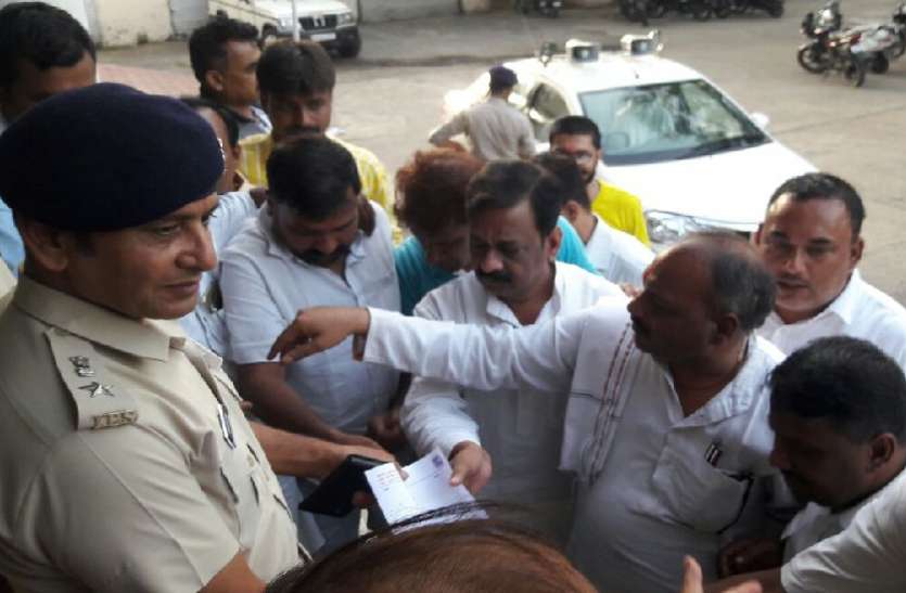gambler कांग्रेसियों के चेलेंज पर छापा मारने पहुंचे एसपी तो इस हाल में मिले सटोरिए, देखें लाइव वीडियो