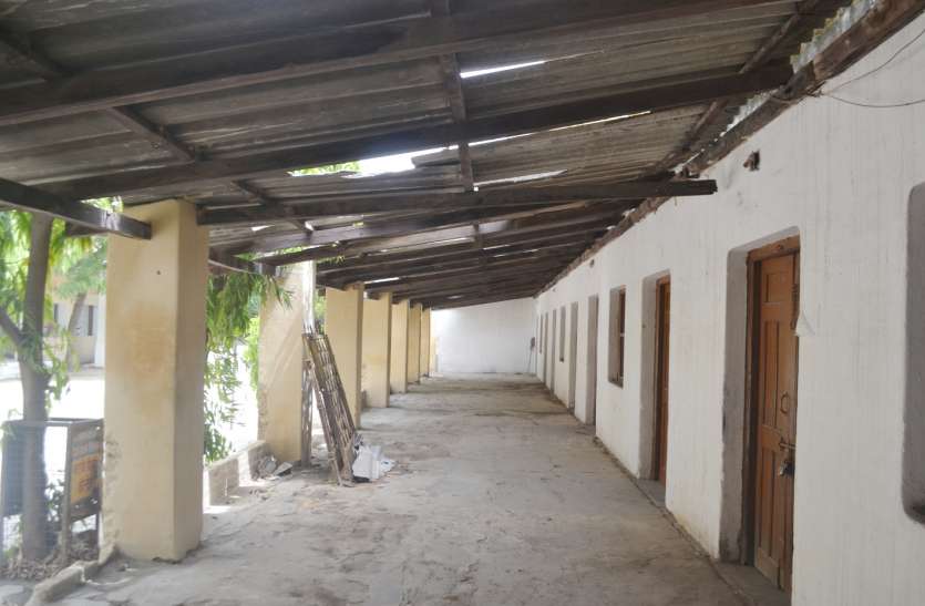 Municipal schools not repairs यहां बारिश में किताबें बचाते नजर आएंगे बच्चे...जानिए कारण