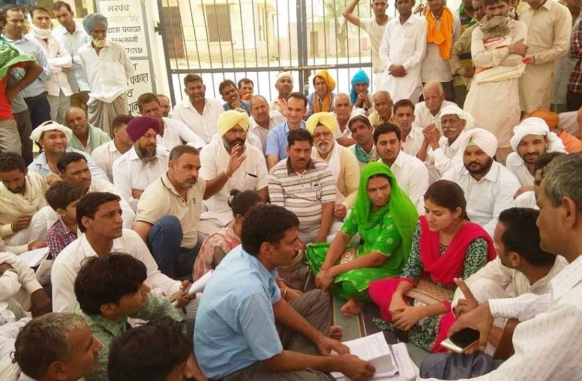 protest साहब! अन्याय हुआ है, इसलिए द्वार किया बंद...