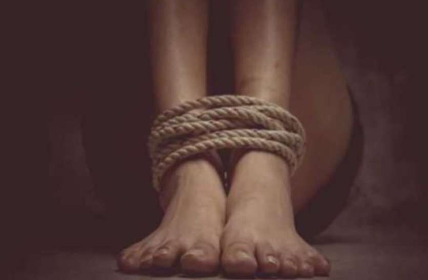 Rape मॉर्निंग वाक करने गई रिटायर्ड रेलवे कर्मी की पत्नी की बदमाशों ने फोड़ी आंखे, फिर गुप्तांग में...