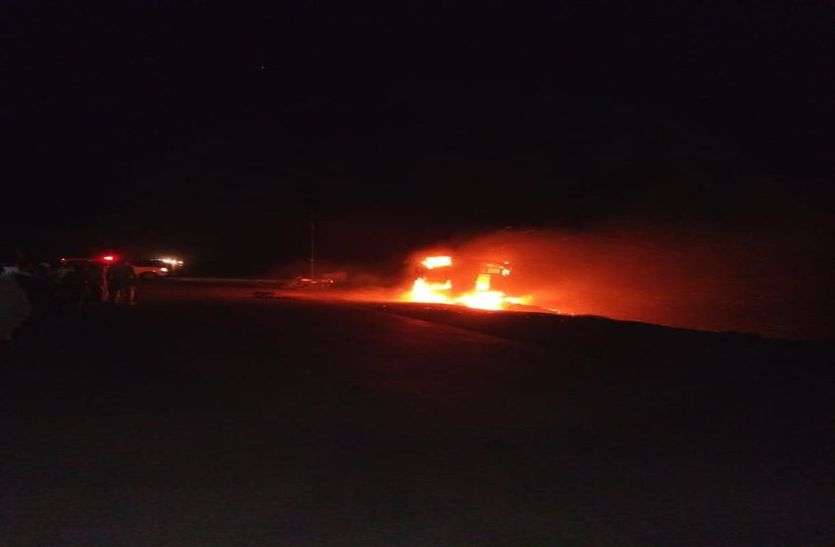 After the baby crush in Ratlam, the angry mob fired on the bus रतलाम में बच्ची के कुचलने के बाद गुस्साई भीड़ ने बस में लगाई आग