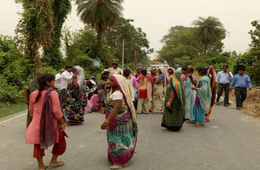 High speed DCM crushed तेज रफ्तार डीसीएम ने बच्चे को रौंदा, ग्रामीणों ने लगाया जाम