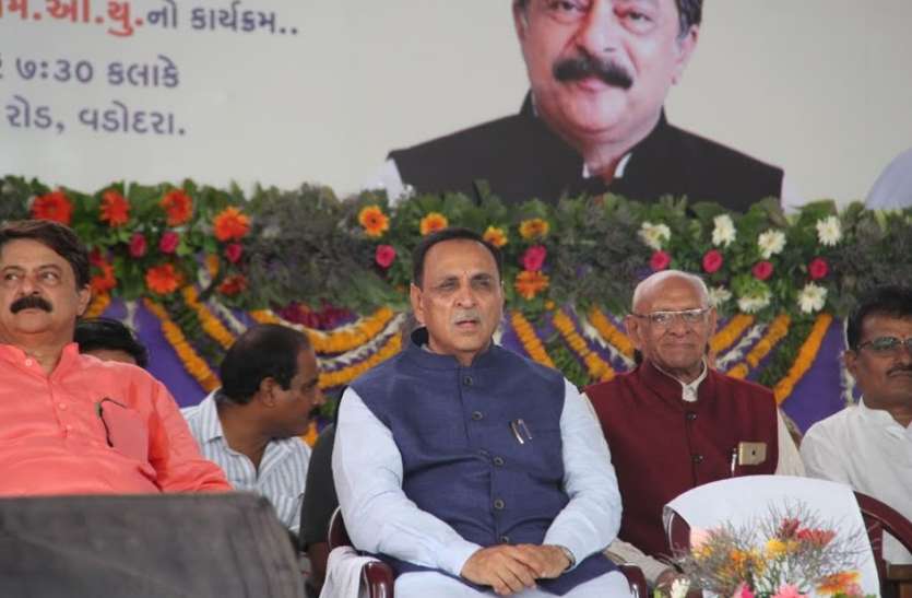 CM Rupani slams Hardik for spreading resignation rumours रूपाणी ने इस्तीफे को बताया कोरी अफवाह