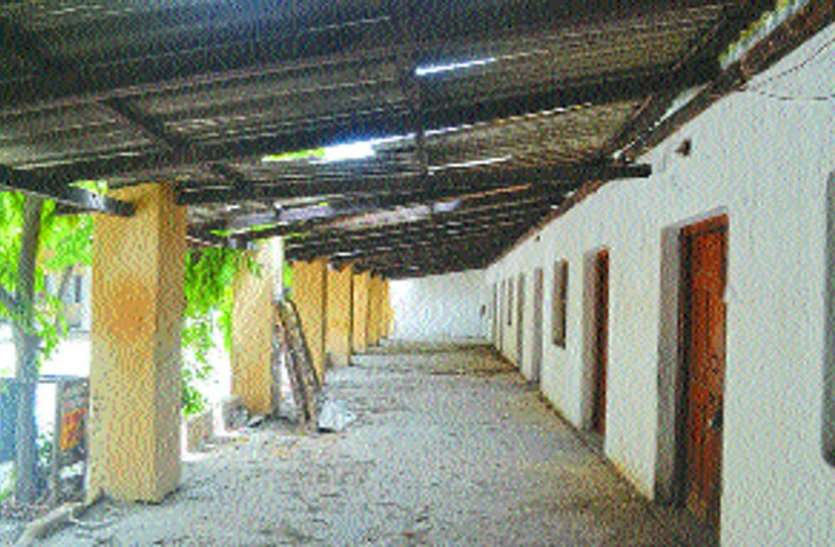Shabby school in city खतरे और टपकती छत के बीच पढ़ाई करने को विवश होंगे छात्र