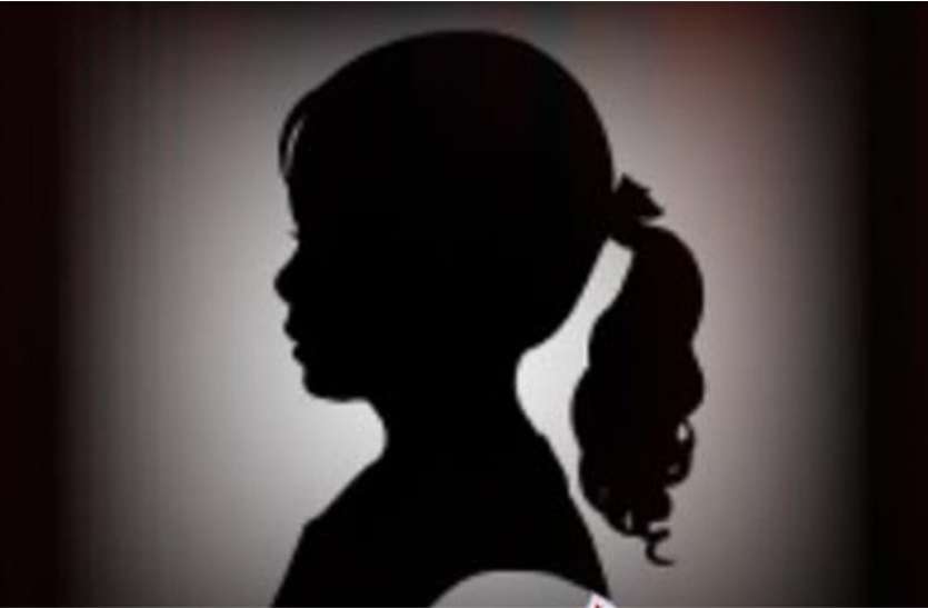 The boy was doing porn gestures To girl बालिका को अश्लील इशारे करते हुए पीछा कर रहा था युवक, फिर यह हुआ हाल