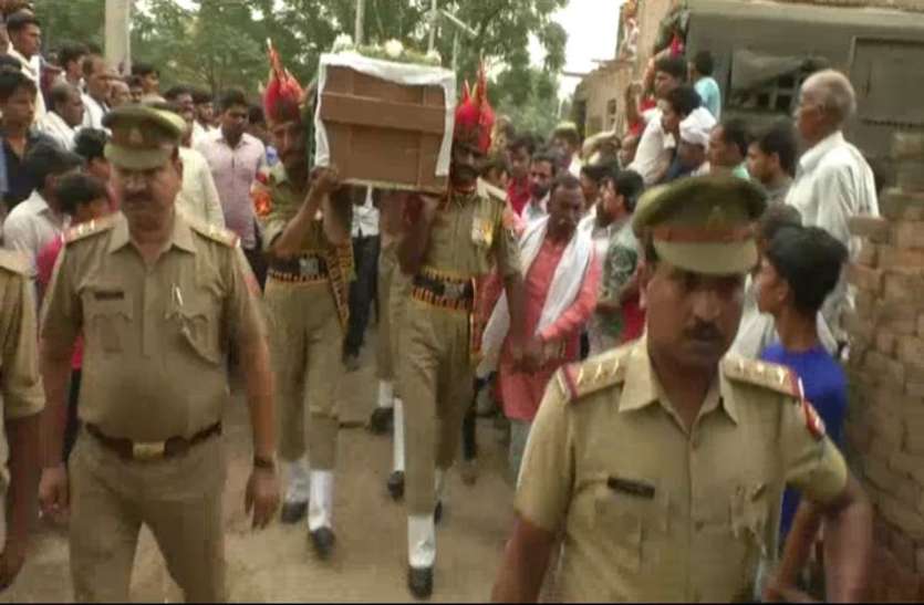 Funeral of Shaheed Rajneesh Kumar शहीद की अंतिम विदाई में उमड़ा जनसैलाब, स्थानीय प्रशासन और जनप्रतिनिधियों की अनदेखी से आक्रोश