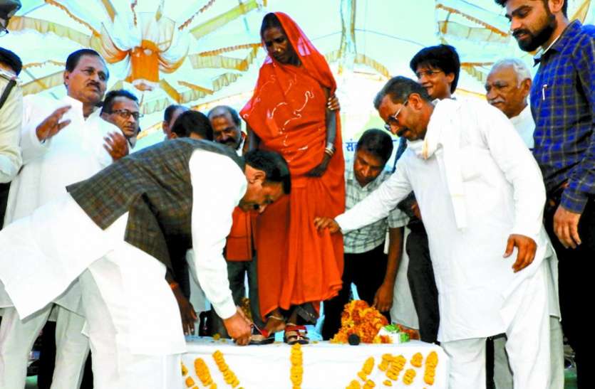 Workers meet women 'Sambal' Home Minister Sarees and Slippers मजदूर महिलाओं को मिला संबल,गृहमंत्री ने भेंट की साड़ी व चप्पल