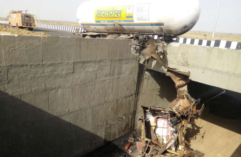 LPG Gas, Tanker, Reflex, Incident, Leak, Rural Plane, shivpuri news, shivpuri news in hindi, mp news एलपीजी गैस का रिसाव हुआ तो गांव छोड़ भागे ग्रामीण, खेतों में गुजारी रात