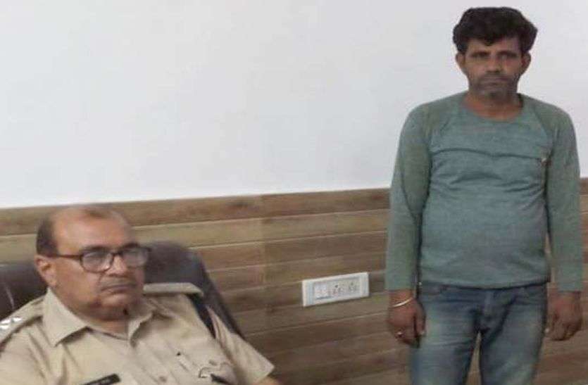 churu crime news स्प्रिट से खेत में नकली शराब बनाकर करता था बिक्री