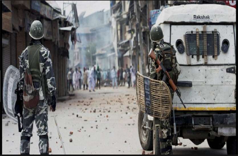 crpf jawan पत्थरबाजों ने CRPF की गाड़ी पर किया पथराव, श्रीनगर से जम्मू लौट रहे थे जवान