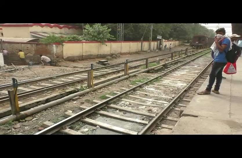 moradabad ब्रेकिंग: ट्रेन के आगे कूदकर पिता-पुत्र ने दी जान,नहीं हो पाई शिनाख्त