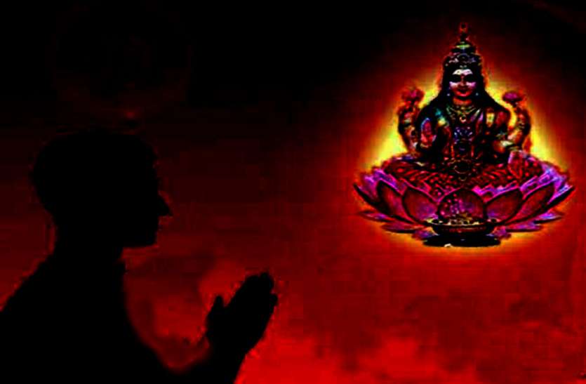 Maa Laxmi Mantra शुक्रवार की रात करें इन मंत्रों का जाप, धन से भर जाएगी तिजोरी