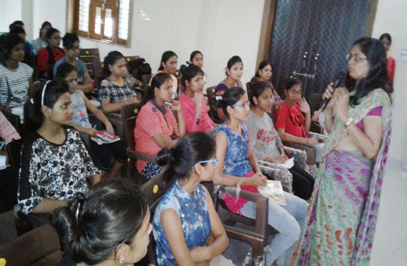 training camp प्रशिक्षण में आत्मरक्षा के गुर बता महिलाओं व बालिकाओं के लिए रोजगार के अवसरों के बारे में दी जानकारी
