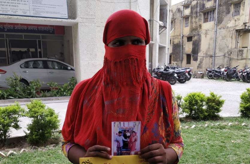 marriage मंदिर में शादी रचाकर सात सालों तक युवती का शारीरिक शोषण करता रहा है टीचर, फिर किया इंकार