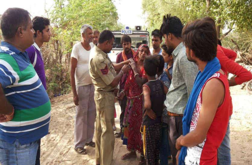 Jewelry taken away robbers in bhilwara सुनसान रास्ते पर पहले से बाइक लेकर खड़े दो जनों ने इस महिला को रोका, फिर जो हुआ सुनकर आपकी रूह कांप जाएगी