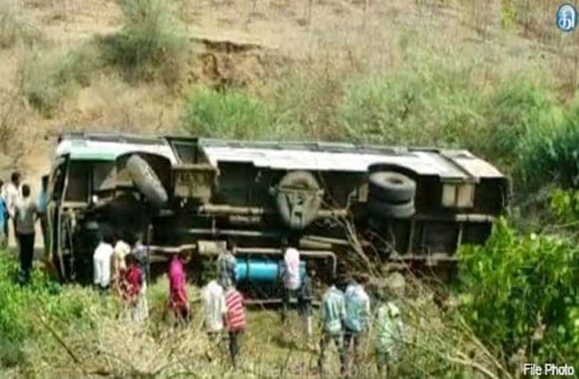 Transport Corporation's bus collapses, 7 killed परिवहन निगम की बस खाई में गिरी, 7 की मौत