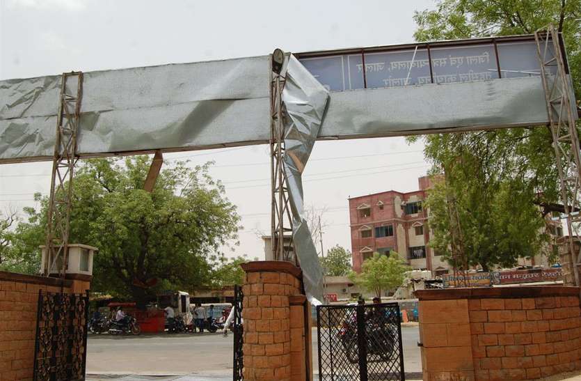 Strong wind तेज हवा का दौर जारी, शहर में कहीं उखड़े संकेतक तो कहीं झुके टीनशेड व ट्री-गार्ड