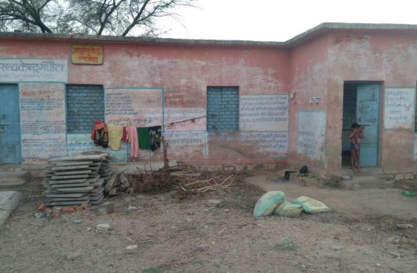 The Dalit family living in Panchayat Bhavan पंचायत भवन में क्यों रह रहा ये दलित परिवार
