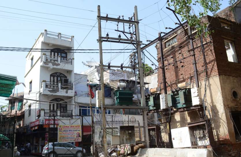 Power company giving benefit to owners of multi-storey building बहुमंजिला इमारत के मालिकों को फायदा दे रही बिजली कंपनी