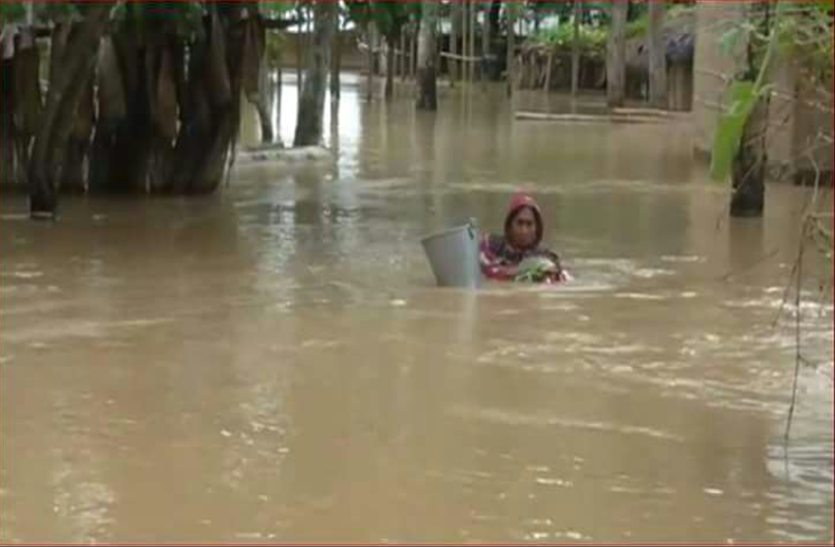 assam flood असम में बाढ़ की स्थिति गंभीर, भूस्खलन से ट्रेन सेवाएं प्रभावित