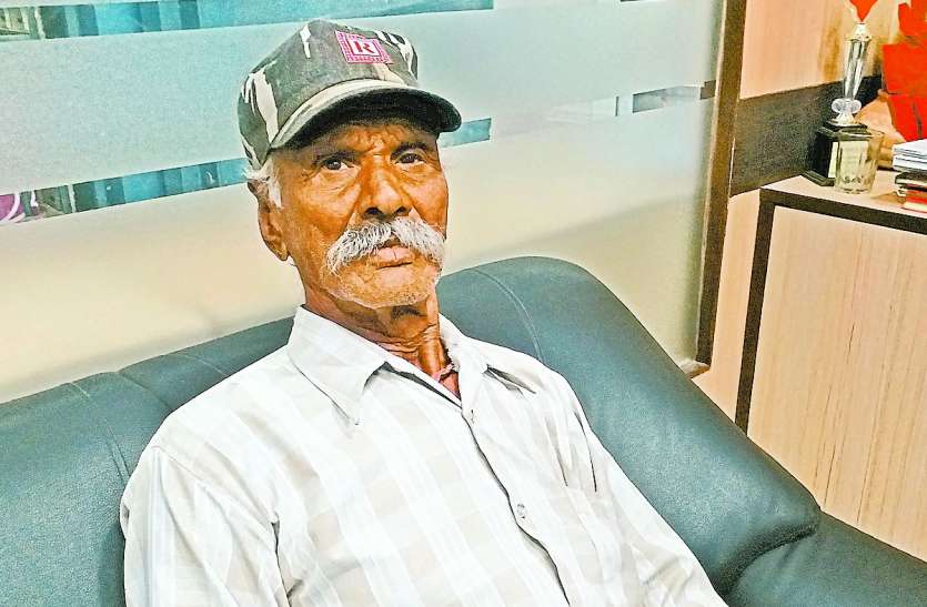 loot with man उदयपुर में दिनदहाड़े एक युवती ने इस बुजुर्ग के साथ किया कुछ ऐसा काम कि बुजुर्ग के उड़ गए होश