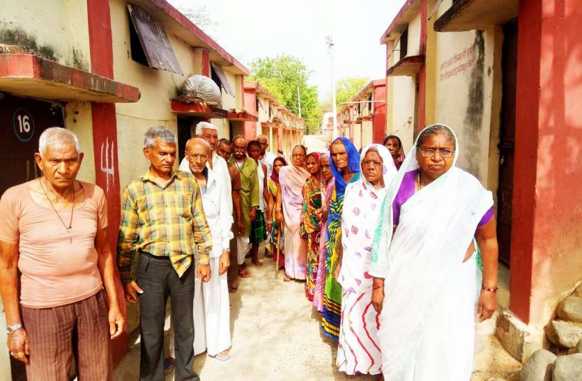 dhar news घर पर परिजन नहीं रखते ध्यान