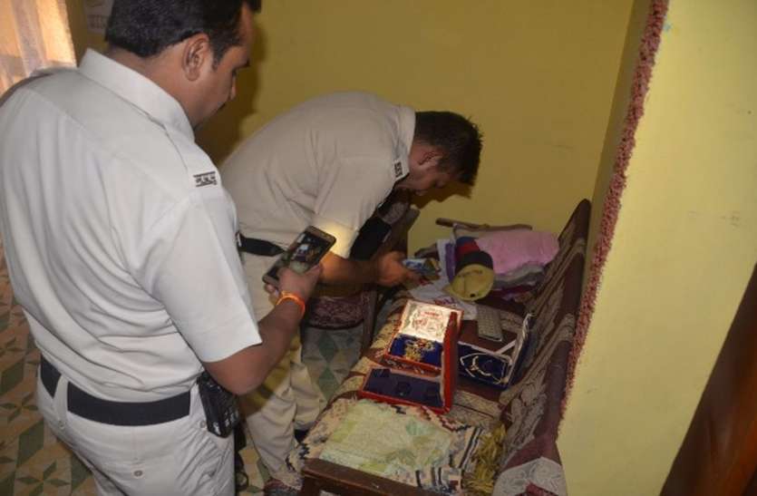 dewas परिजन गए बेंगलुरु,घर में चोरी