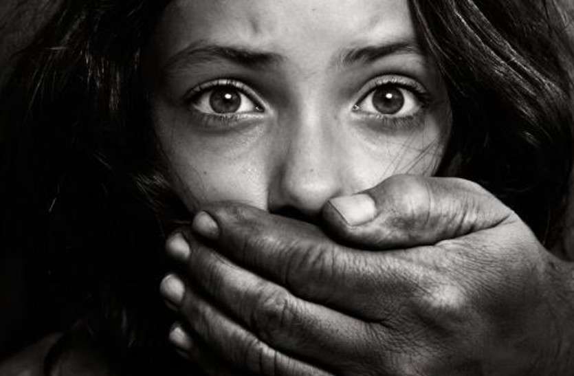 sexual harresment by father from 7 years. mother silenced her बेटी के साथ पिता करता रहा सात साल से देहशोषण, मां ने बदनामी बता चुप कराया