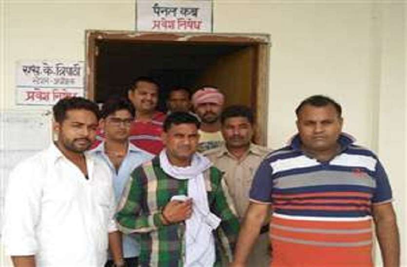 rail passengers not get reservation in Indian Railways भारतीय रेलवे में यात्रियों को नहीं मिल पा रहा आरक्षण, स्टेशनों पर हो रही दलाली