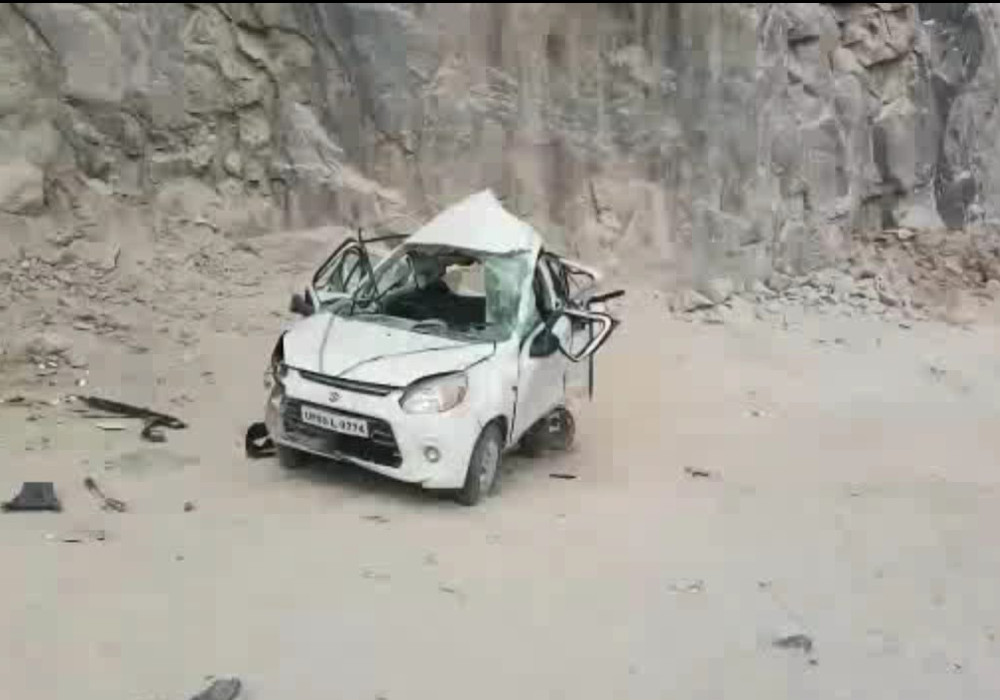 car accident OMG: मोर को बचाने के प्रयास में कंट्रोल से बाहर हुई कार ट्रक से टकराई, 6 यात्री घायल