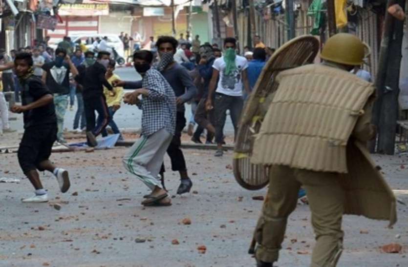 stone pelting पश्चिमी यूपी के युवकों ने बताई कश्मीर में पत्थरबाजी की सच्चाई तो पुलिस के भी उड़ गए होश