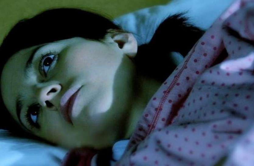 Sleeping girl अगर रात के इस समय अकसर खुल जाती है आंख, हो जाएं सावधान और रखें इन बातों का ध्यान