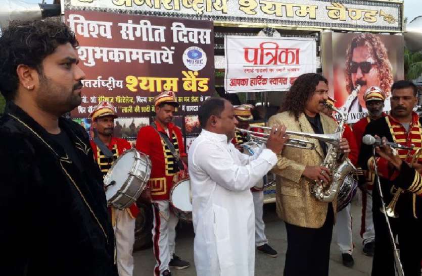 Unique Presentation In Jabalpur On World Music Day World Music Day 2018 स ग त क ज द स नकर ठहर गए र हग र क कदम आप भ द ख ल इव Patrika News