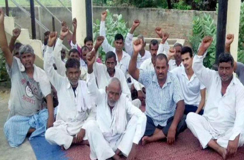 Rajasthan News - Latest Hindi News & Updates of Rajasthan यहां 2013 में 2 बीघा जमीन कब्रिस्तान के लिए आवंटित कर दी गई थी, अतिक्रमण हुआ; इसे हटवाने के अनशन पर बैठे हैं गांव वाले