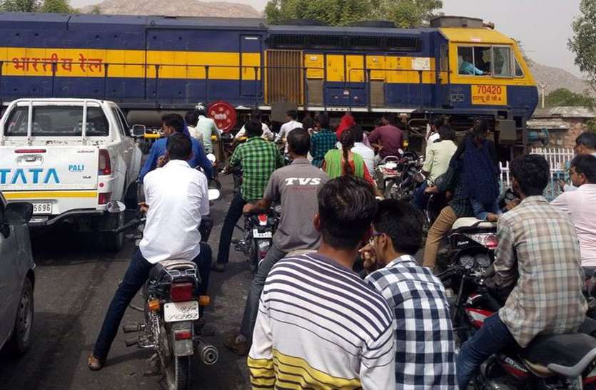 jalorenews 13 घंटे तक रोजाना बंद रहती है क्रॉसिंग, 2 लाख वाहन प्रभावित