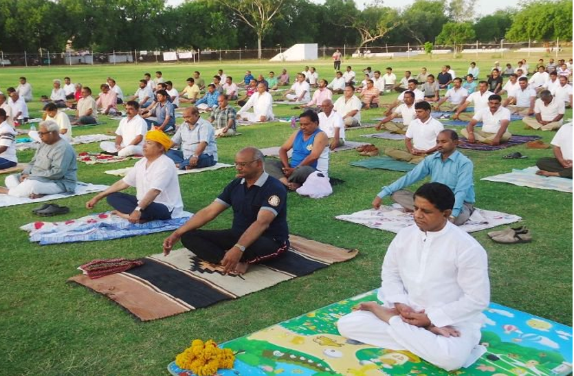 yoga file photo पंजाब एवं चण्डीगढ में योग आयोजन में स्मृति इरानी समेत हजारों लोग शामिल