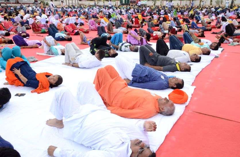 international yog day 2018 live updates from sikar district अंतरराष्ट्रीय योग दिवस LIVE: जिलेभर में मनाया जा रहा है योग दिवस, बच्चों से लेकर बुजुर्ग तक कर रहे है योगासन
