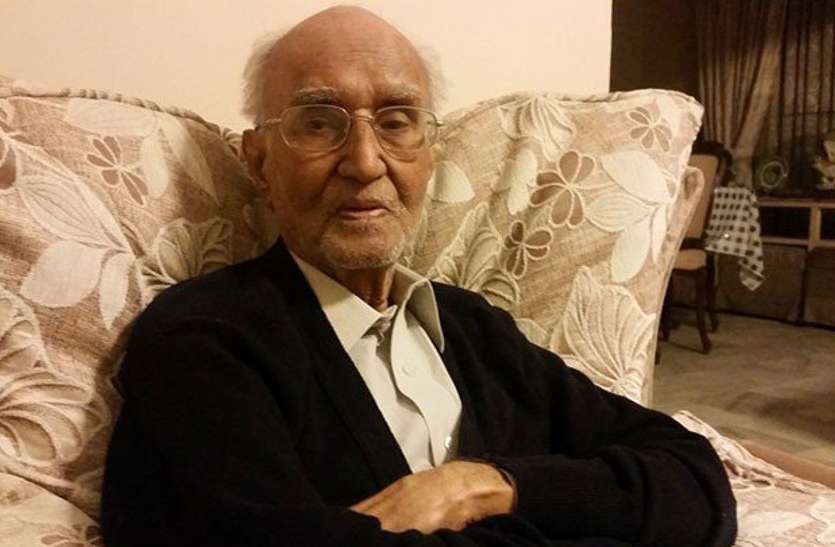 famous-urdu-writer-mushtaq-ahmad-yusufi-died-in-pakistan