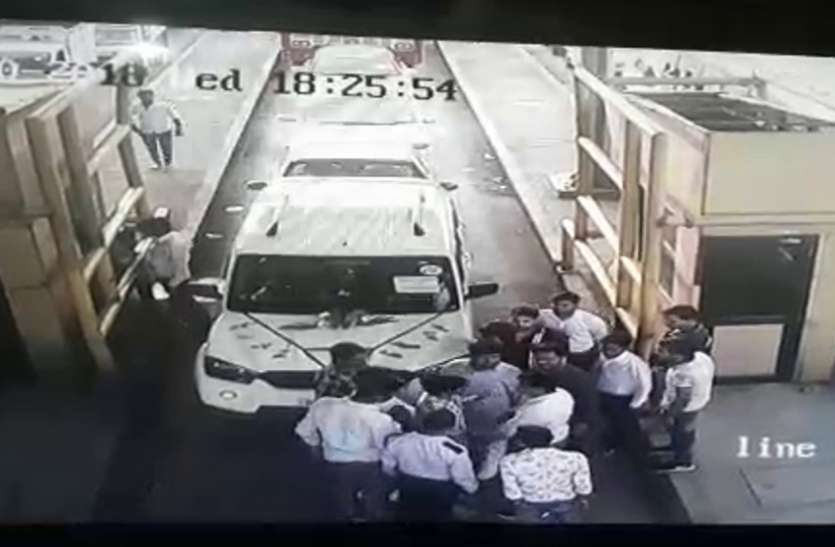 Greater Noida याेगीराज में टोल प्लाजा पर दबंगों का गुंडाराज, कर्मचारियों से बदसलूकी कर बिना टैक्स चुकाए पास कराए वाहन