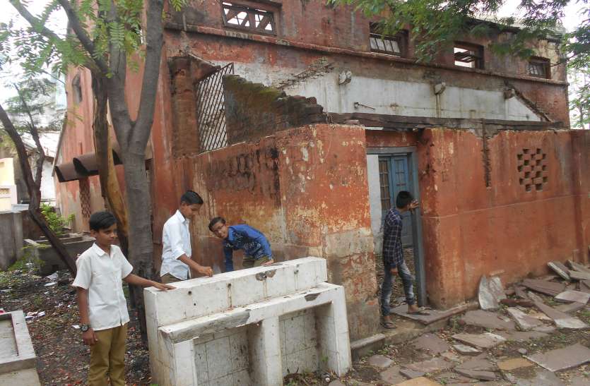 seoni खतरे के साए में खेलेंगे बच्चे, सरकारी नुमाइंदों को नहीं परवाह