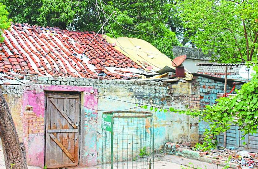 जर्जर मकान के ऊपरी मंजिल का गिरा छज्जा, बाल-बाल बचे लोग