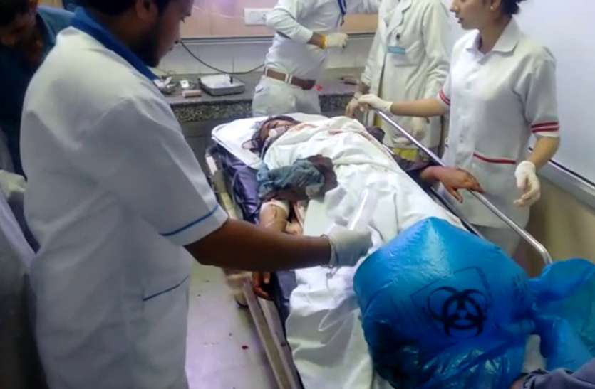 Greater Noida बीच बाजार सिरफिरे आशिक ने युवती पर चाकू से हमला कर उतारा मौत के घाट, भीड़ ने घेरा तो खुद पर भी किए वार