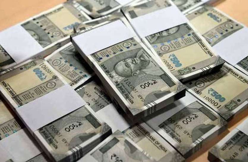 Bundles of notes found on the road जालोर में व्यवसायियों को सड़क पर मिला नोटों का बंडल