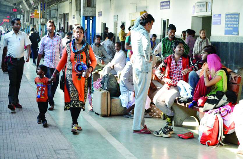 बिना रूके धड़धड़ाते हुए निकल गई साउथ बिहार एक्सप्रेस, रुकने के इंतजार में देखते रह गए दर्जनों यात्री बिना रूके धड़धड़ाते हुए निकल गई साउथ बिहार एक्सप्रेस, रुकने के इंतजार में देखते रह गए दर्जनों यात्री